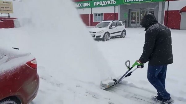 Снегоуборщик аккум  OBS 21 4SP FAVOURITE  VS  Снегоуборщик аккум  бесщеточный REDVERG RD SB18 300BLC