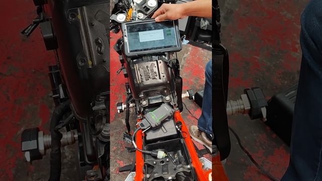 Purga de abs en KTM 390 con Scanner Motodiag Live смотреть онлайн