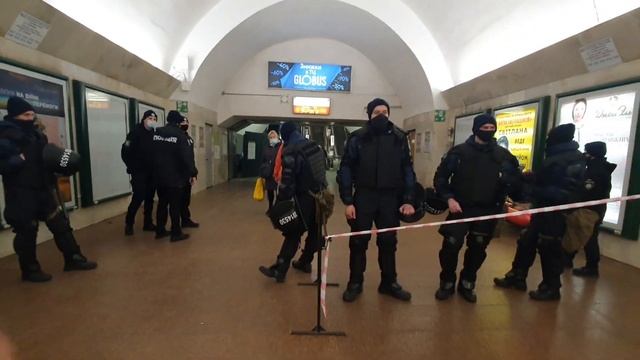 В Киеве две станции метро не работают на вход. Видео "Апострофа" смотреть онлайн
