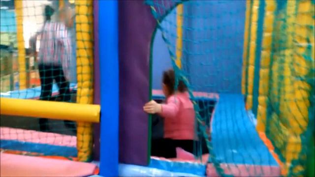 Алиса съезжает с горки и прыгает на батуте * Alice slides down the hill and jumps on the trampoline смотреть онлайн