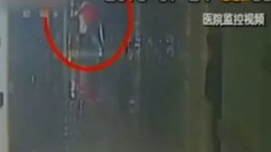 Врач и пациент упали в шахту лифта