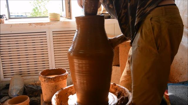 Бутылка высотой 60 сантиметров. Work On The Potter's Wheel. Bottle Height Of 60 Cm.