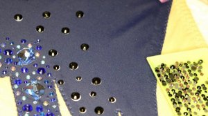 Клею стразы на купальник для художественной гимнастики