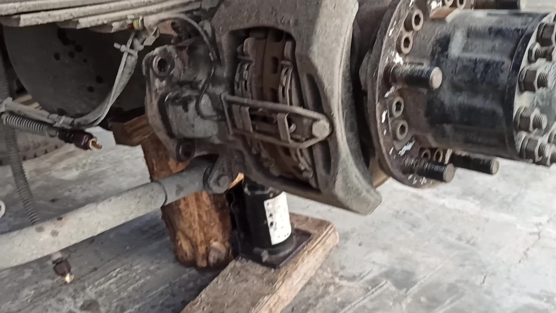 Как оказались незаторможенными колеса автомобиля Газон Next при отсутствии воздуха в магистрали смотреть онлайн