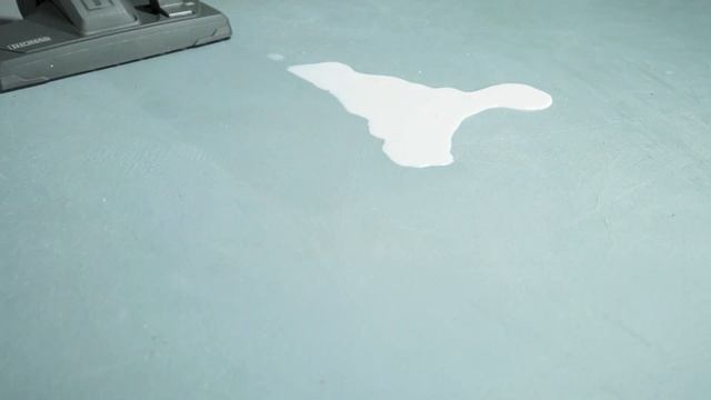 Уборка пролитого молока