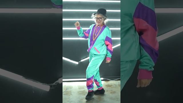 Grandma Shows Her Groovy Moves смотреть онлайн