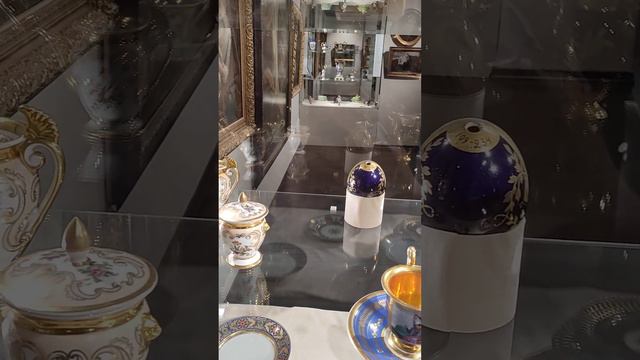 Тарелки, чайные пары, ваза. Фарфоровый императорский завод и завод Гарднера. смотреть онлайн