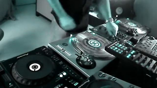 Walk on Techno House Beat ( Round 1 ) смотреть онлайн