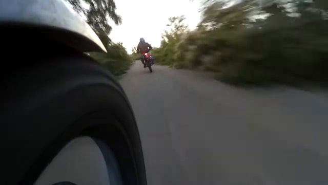 Гонки на мотоциклах по заброшенной трассе. смотреть онлайн