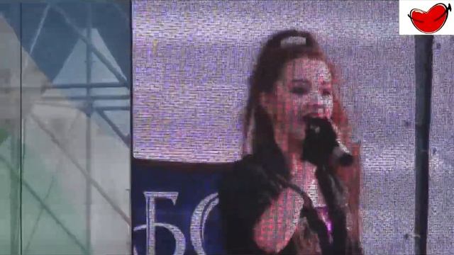 Мария Кузьмина исполняет песню Трава у дома