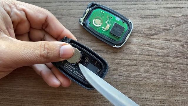 Change battery in Chevrolet Smart key fob (Camaro, Cruze, Malibu) смотреть онлайн