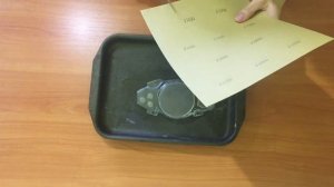 Полировка стекла панели скутера.