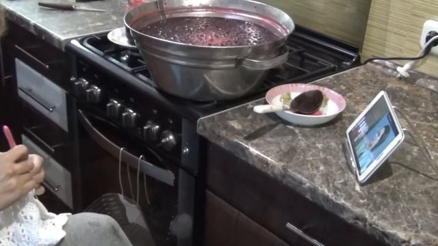 Варим варенье из вишни не выпуская вязание из рук смотреть онлайн