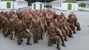 Солдаты танцуют..mp4