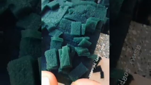 Нарезка мокрой флористической губки кубиками смотреть онлайн