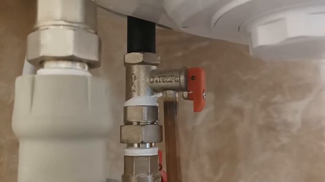 Предохранительный обратный клапан на входе холодной воды бойлера. смотреть онлайн