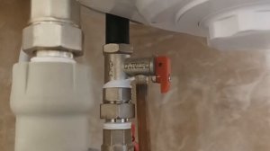 Предохранительный обратный клапан на входе холодной воды бойлера.