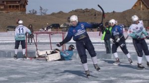 Хоккей с мячом на льду Байкала