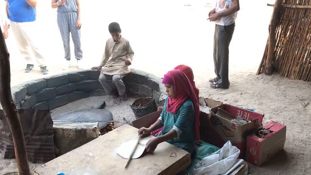 Деревня бедуинов в пустыне•приготовление лепёшек у бедуинов•Египет•пустыня Сахара• смотреть онлайн