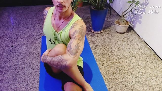 Yoga com Leo Melo • Equilibrando o Chakra do coração. смотреть онлайн