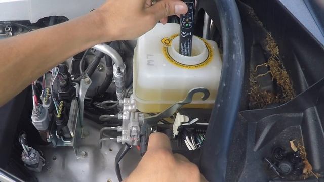 LX 570 Brake Fluid Test смотреть онлайн