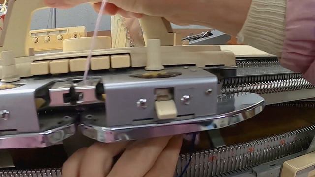 Listas irregulares em tricô à máquina смотреть онлайн