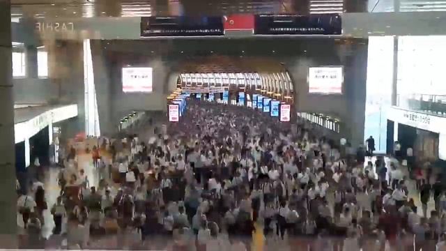 Река из людей в токийском метро в час пик - in the Tokyo subway смотреть онлайн
