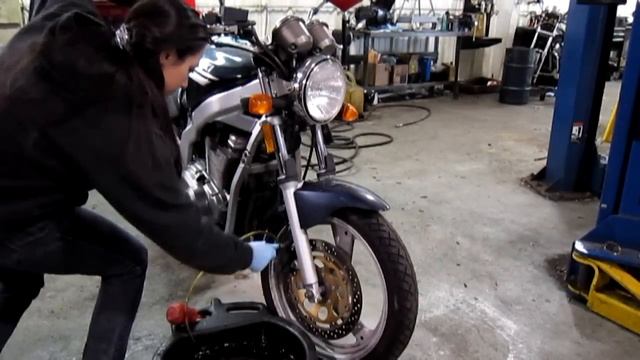 Suzuki GS500 Brake Bleeding смотреть онлайн