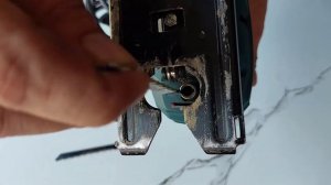 How to Change Jigsaw Blade | BOSCH GST 65 BE