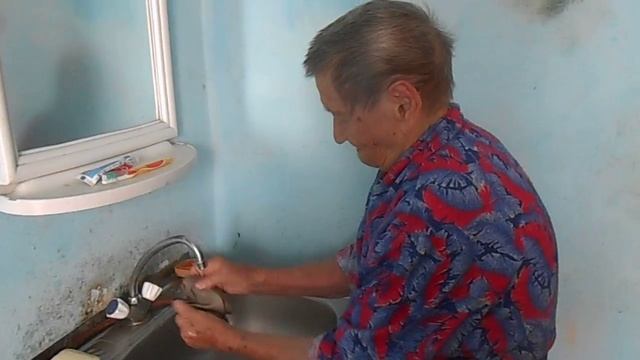 Бабушка моя моет тряпку
