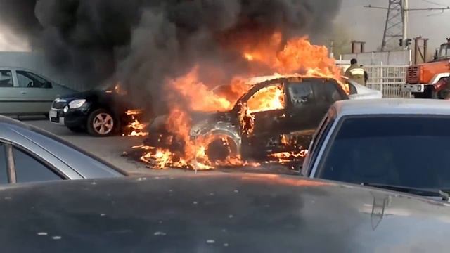 г. Волжский, стоянка трубного завода горят 3 авто.. смотреть онлайн