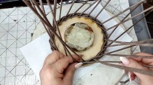 Фанерное донышко и бумажная лоза.