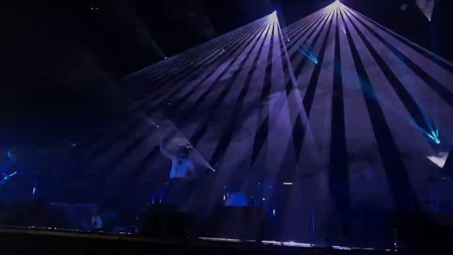 Kasabian - Serge dancing in Prague смотреть онлайн