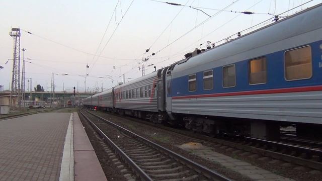 Электровоз ЭП20-017 с поездом №11 Анапа — Москва смотреть онлайн