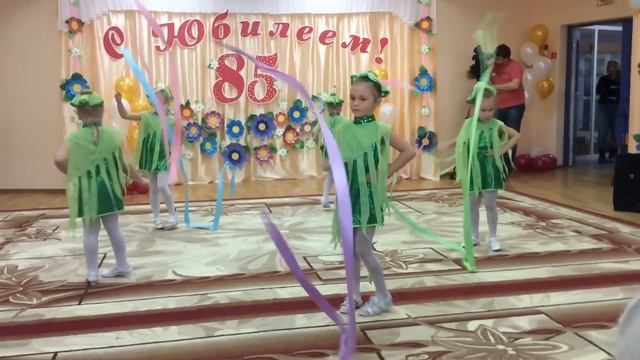 Танец с лентами под песню "Я рисую этот мир..." смотреть онлайн