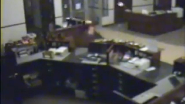 Торнадо разрушает банк смотреть онлайн