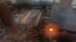 Строю шалаш в лесу.Установил печку в шалаше.Готовлю на самодельной печи.