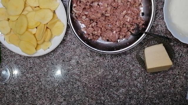 Картофельная запеканка c фаршем и грибами смотреть онлайн