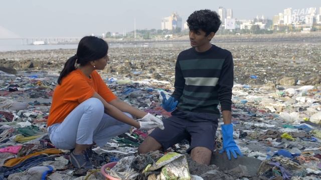This 22 Year Old Cleaned Up 3,800 Tons of Garbage in India | EVERYDAY BOSSES #31 смотреть онлайн