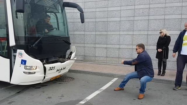 Автобус 20 тонн VS силач Иван Савкин Владивосток смотреть онлайн