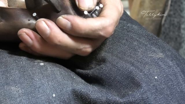 Making HANDMADE bespoke Derby Shoes with Hand-dyed leather смотреть онлайн