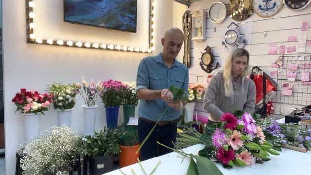 Как собрать и упаковать круглый букет по спирали. Tutorial spirale bouquet arranging and wrapping смотреть онлайн