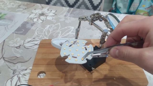 Ремонт светодиодной лампы без паяльника или как ещё можно припаять диодную матрицу к основанию смотреть онлайн