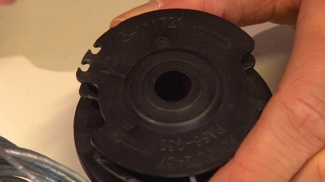 How to Load Trimmer Line on to a Bosch Grass Trimmer смотреть онлайн