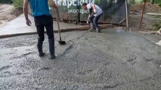 Экопарк Ангарский. Заливка бетонной площадки под пластушку. смотреть онлайн