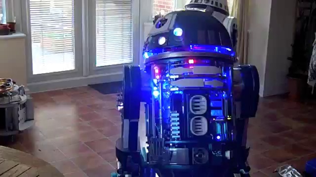 Полнофункциональная версия робота R2-D2 смотреть онлайн