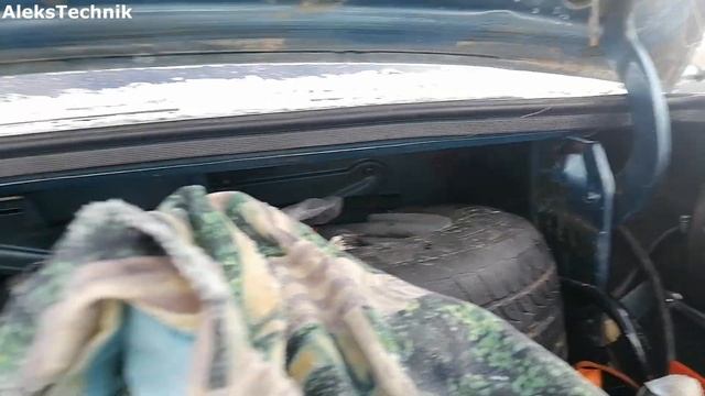 Снова меняем газовые упоры в багажнике Волги смотреть онлайн