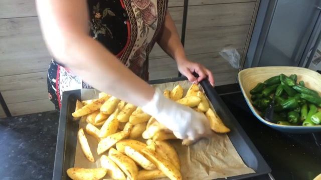 Лосось запечённый на Гриле со Свежей Спаржой и Молодым картофелем смотреть онлайн