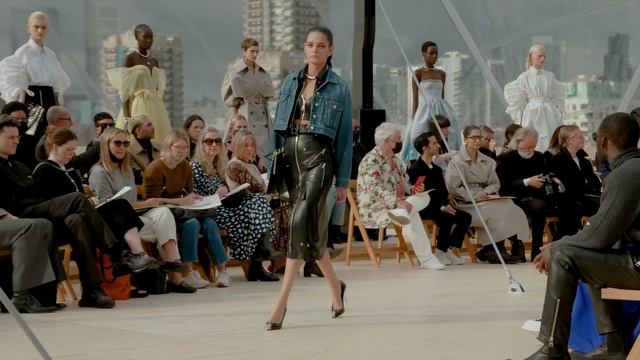 The Alexander McQueen Spring/Summer 2022 Womenswear Show смотреть онлайн