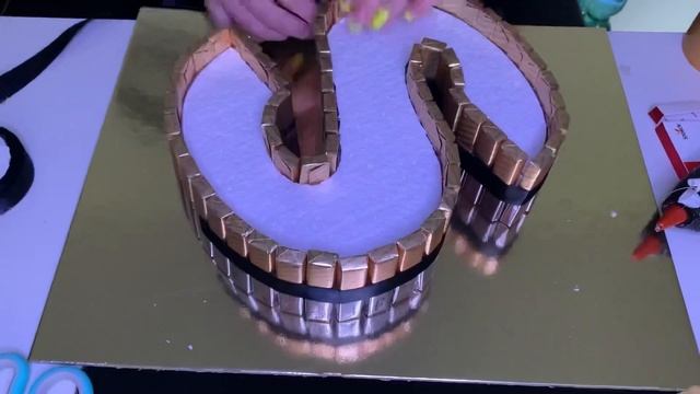 DIY. подарок на 8 марта своими руками. Идея подарка.Подарок из конфет.букет из сладостей. смотреть онлайн